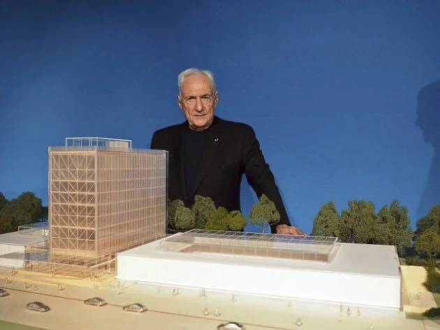 Zemřel architekt Frank Gehry, jeden z autorů Tančícího domu v Praze