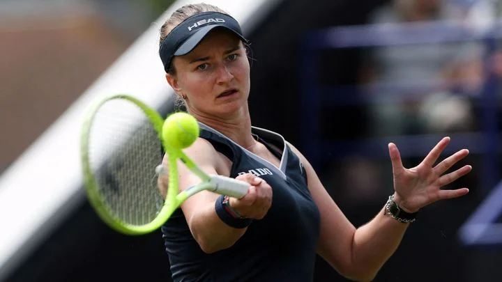 Krejčíková se v Pekingu zranila, Muchová a Bouzková jsou v osmifinále