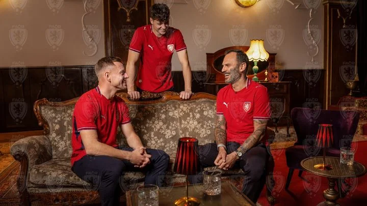 Fotbalisté se o MS poperou v dresech připomínajících slavný úspěch na Euru