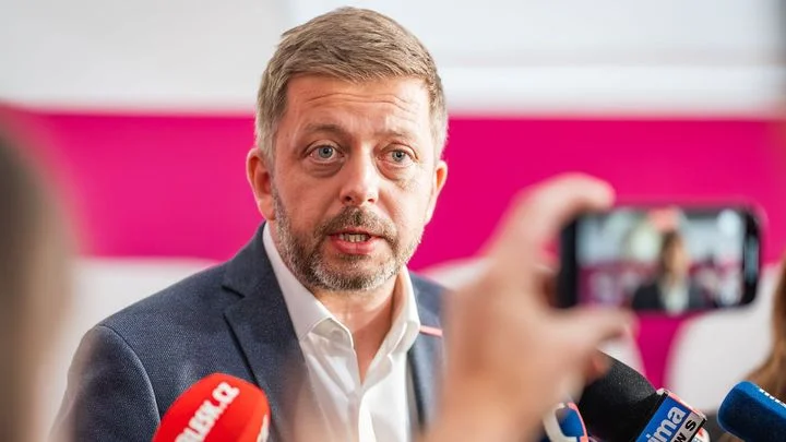 "Okamurovy pořádky" ve sněmovně: Na jednání NATO nikdo, na Slovensko jen nová moc