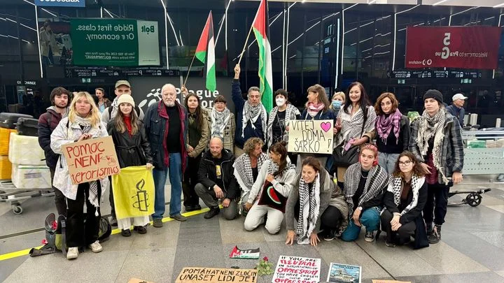 Zažili jsme psychologické mučení, tvrdí po návratu z flotily pro Gazu "česká Greta"