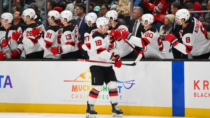 Nabitý program NHL na Den díkuvzdání. Palát řídil výhru New Jersey, bodoval i Hronek