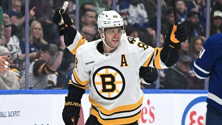 Pastrňák při gólu vyškolil beka i brankáře. A Boston znovu vyhrál