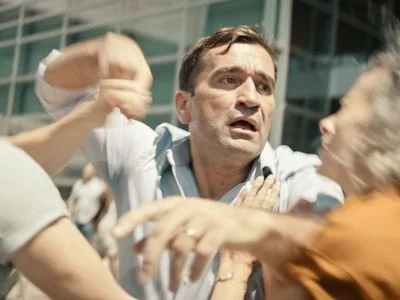 Jak přežít v noční můře? Film Otec je mistrovské drama o vině, které neuniknete