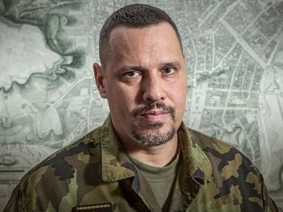 "Čistej no comment." Našli jsme bar, kde v noci vážně pořezali důležitého generála