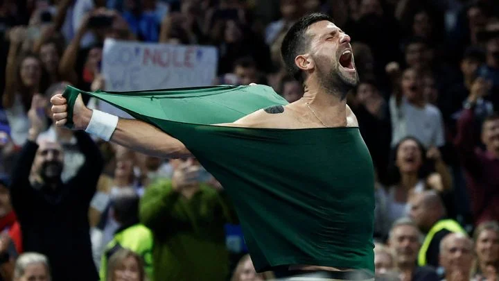 Řvoucí Djokovič si v euforii serval triko z těla. Srbská ikona slaví 101. titul