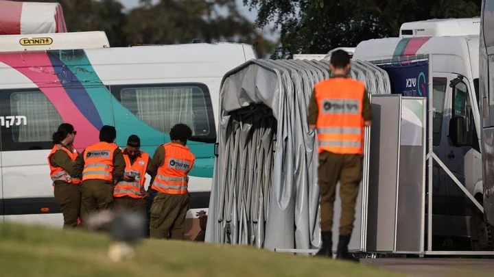 Prvních sedm rukojmích je na svobodě, Hamás je předal Červenému kříži