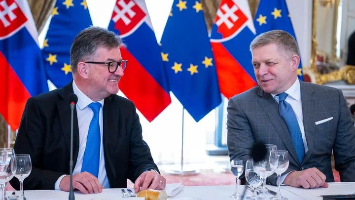 Slovenská stopa. Ficův muž „Miro“ byl ve spojení se sexuálním delikventem Epsteinem