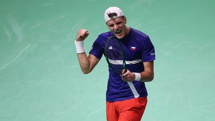 Menšík zvládl kritický moment, Carreňa pak ubil servisem. Češi ve čtvrtfinále vedou