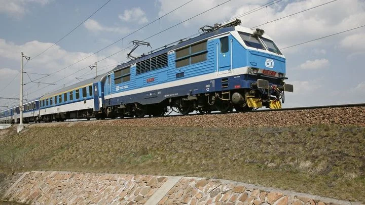 V Kolíně vlak srazil a usmrtil člověka, provoz na trati do Velimi je omezen