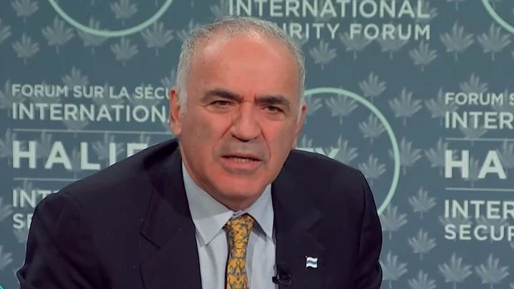 "NATO je podvod." Kasparov v silném projevu tvrdě zkritizoval Západ, video je hitem