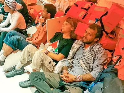 Greta čeká na další deportaci, část flotily pokračuje v riskantní plavbě