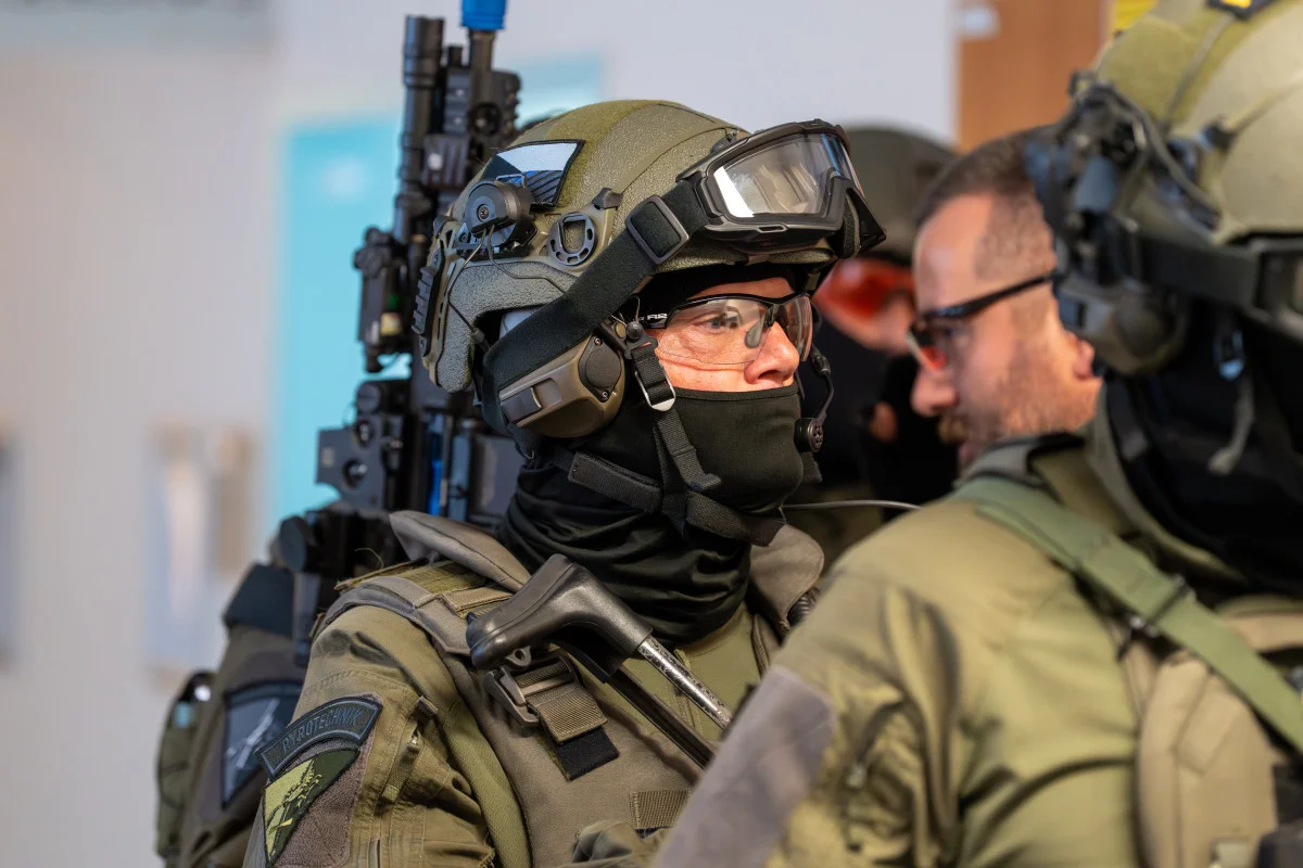 Po více než tříhodinovém vyjednávání v Praze si pro zabarikádovaného muže došla zásahová jednotka