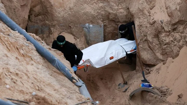 Těla, která v pátek vrátil Hamás Izraeli, nepatří žádnému z rukojmích