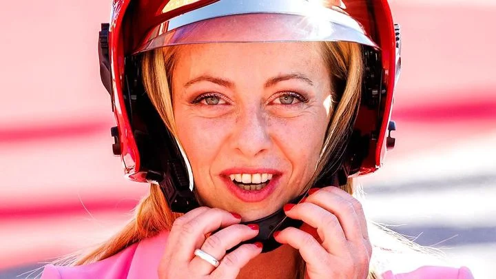 Na vrcholu i v hledáčku: Giorgia Meloniová jako hvězda světové politiky