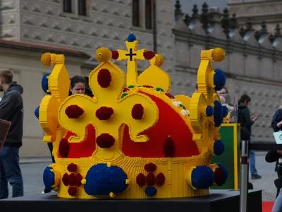 Světový unikát v Česku. Svatováclavská koruna z lego kostiček zdobí pražské Hradčany