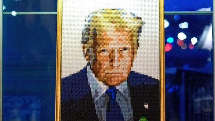 Vánoční kouzlo s kostičkami: Trump z lega září v dekoracích Bílého domu