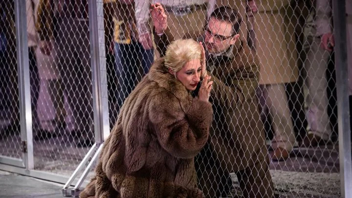 Manon Lescaut na dálnici. Feministická opera by mohla fungovat, kdyby nechyběla vášeň