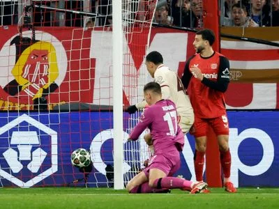 Strašidelný kiks Kováře potopil Leverkusen v Lize mistrů. Barca vyhrála i v oslabení