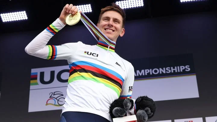 Trať kosila cyklisty, závod MS dokončilo jen třicet jezdců. Pogačar obhájil titul