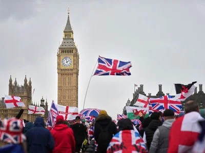 V Londýně se na protiimigrační demonstraci sešlo přes sto tisíc lidí
