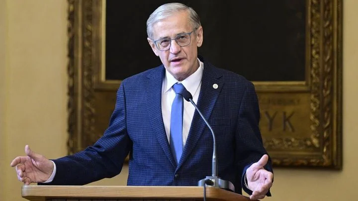 Univerzita Karlova zvolila rektorem analytického chemika Jiřího Zimu