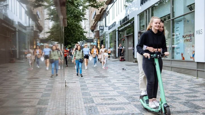 Konec sdílených elektrokoloběžek v Praze. Město poslechlo kritiky