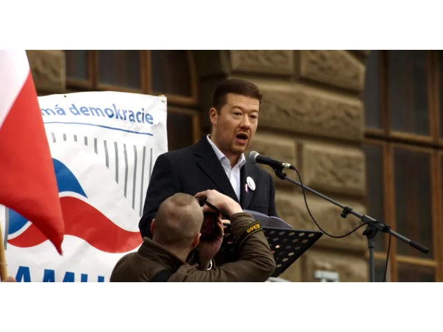 Vládním speciálem na Slovensko? Okamura sliboval šetření a sám rozhazuje