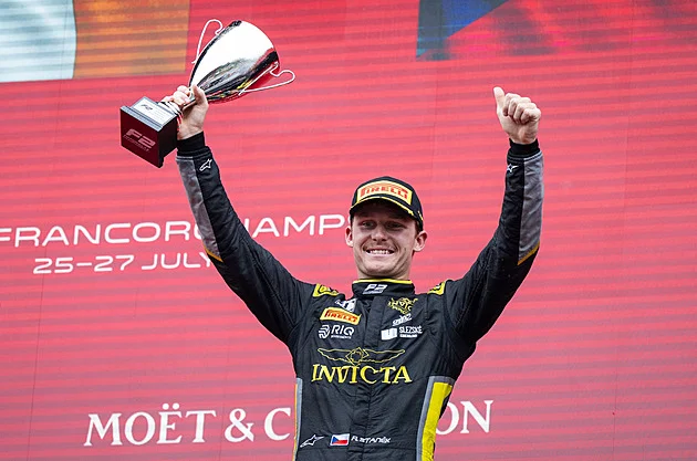 Druhá pole position v sezoně. Staněk ovládl kvalifikaci formule 2 v Abú Zabí