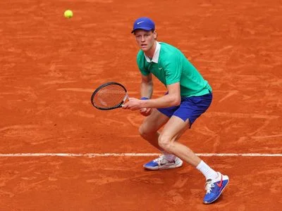 Sinner - Alcaraz 6:4, 7:6, 4:6. Ital neproměnil tři mečboly, teď ale podává na triumf