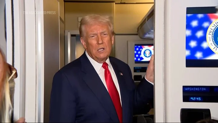 Trump podepsal zákon o zveřejnění spisů k sexuálnímu delikventovi Epsteinovi