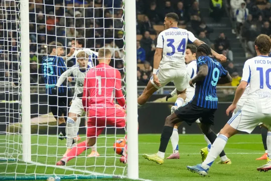 Inter Milán porazil Como 4:0 a posunul se do čela neúplné ligové tabulky