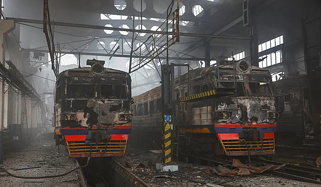 Ukrajina opět zasáhla rafinérii v Rjazani, Rusko vyslalo přes hranici 600 dronů