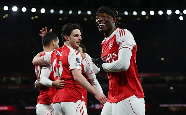 ONLINE: Arsenal hraje na Aston Ville, pak v akci Chelsea, City, Tottenham či Liverpool