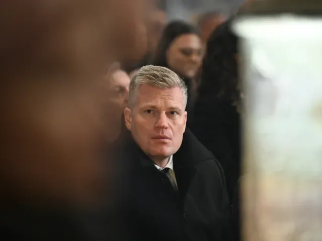 Turkova zásadní pondělní schůzka na Hradě je nejistá. Podle Motoristů je upoután na lůžko kvůli vyhřezlé ploténce