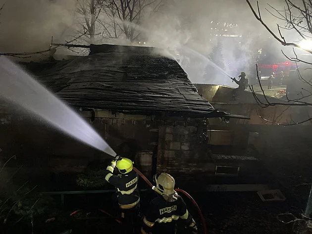V Ústí nad Labem hoří opuštěná budova bývalého divadla
