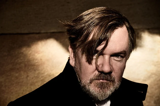 RECENZE: Introvertní hitmaker. Hrůza vyzrál v civilního písňového vypravěče