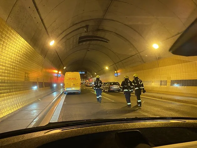 Provoz v Praze ráno zkomplikovala nehoda osmi aut v Bubenečském tunelu