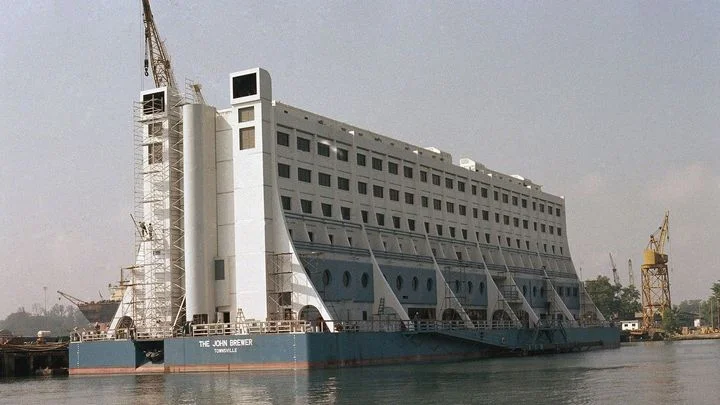 Australský sen skončil v Severní Koreji. Divoký příběh prvního plovoucího hotelu