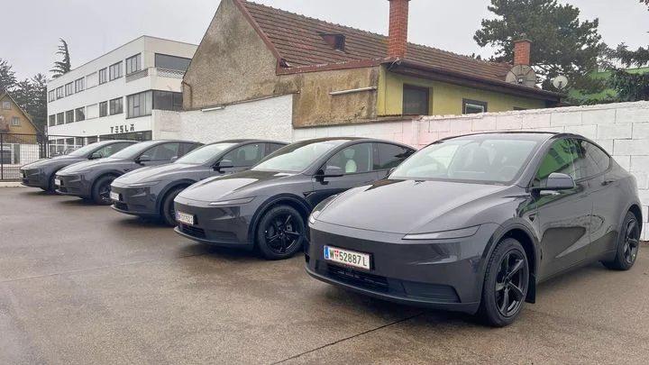 První kilometry s "chudou příbuznou". Jak moc laciná je Tesla Y ve verzi Standard?