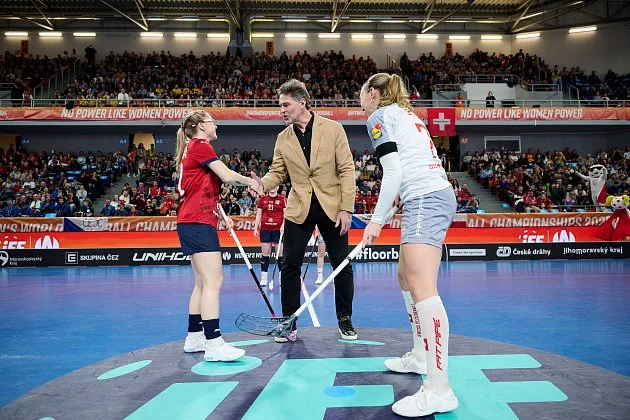 Další hattrick Staňkové, Jágr mezi diváky a florbalistky na MS vyhrály skupinu