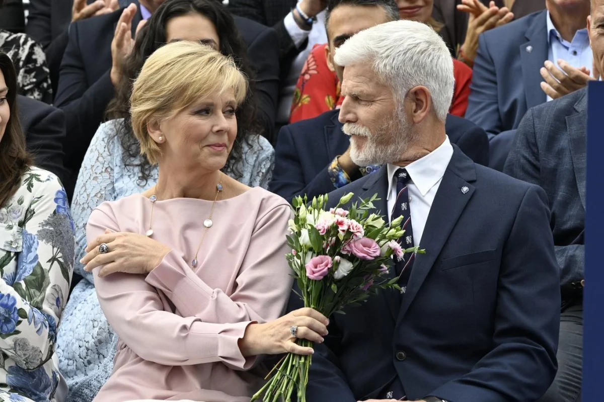 Prezident sbalil Evu Pavlovou na knírek. Půvabné vojandě připomínal tátu