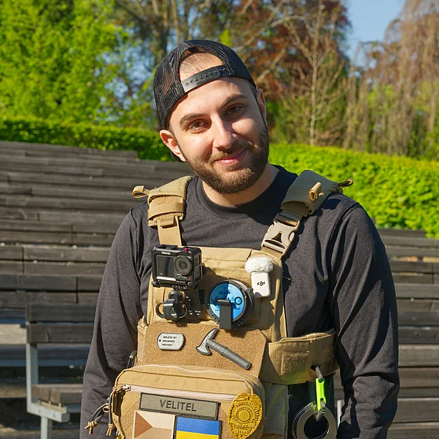 Oganesjan se dostavil na demonstraci proti němu. Důchodce ho vyzval na zápas