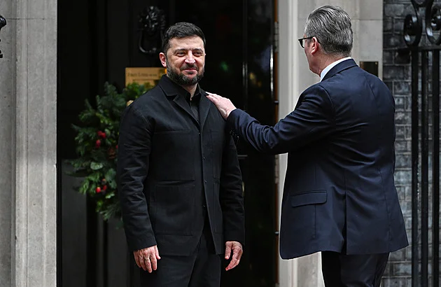 Američané v telefonu tlačili na Zelenského, aby odevzdal Donbas, tvrdí činitel