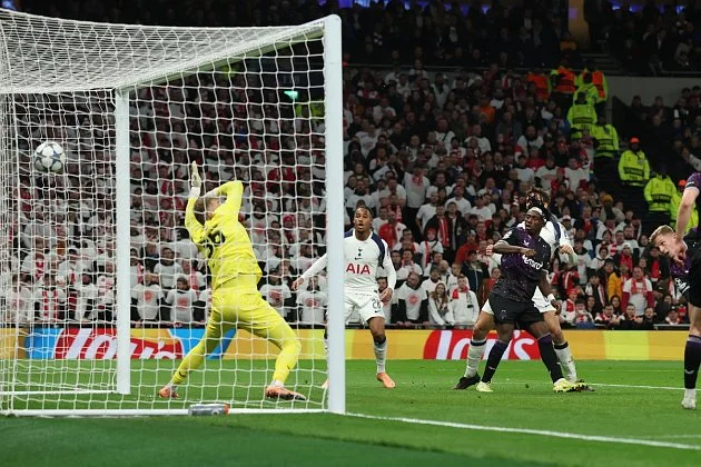 Ach ty standardky. Nápor Spurs neukočíroval ani čarující gólman, Slavia padla