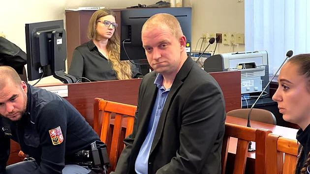 Urážel, hajloval, vystrčil zadek, pak mě bodl, líčil cizinec. Agresor se omluvil