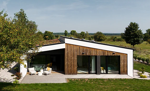 Dřevostavbu jim postavili za 5,5 měsíce. Má dokonce i zelenou střechu