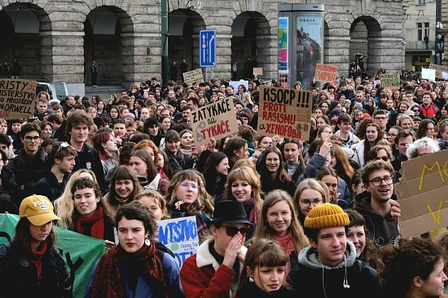 Studenti v Praze protestují proti Motoristům v čele resortu životního prostředí