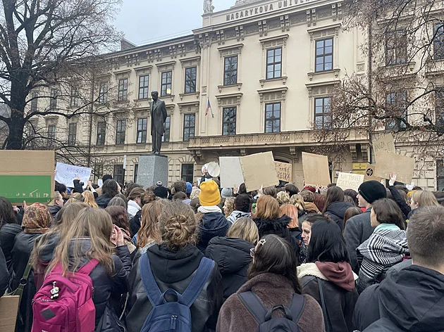 Studenti protestují proti Motoristům na ministerstvu. Mluví o paralýze resortu
