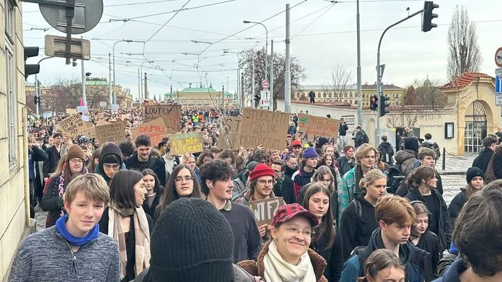 Studenti vyšli do ulic, bouří se proti Motoristům v čele resortu životního prostředí